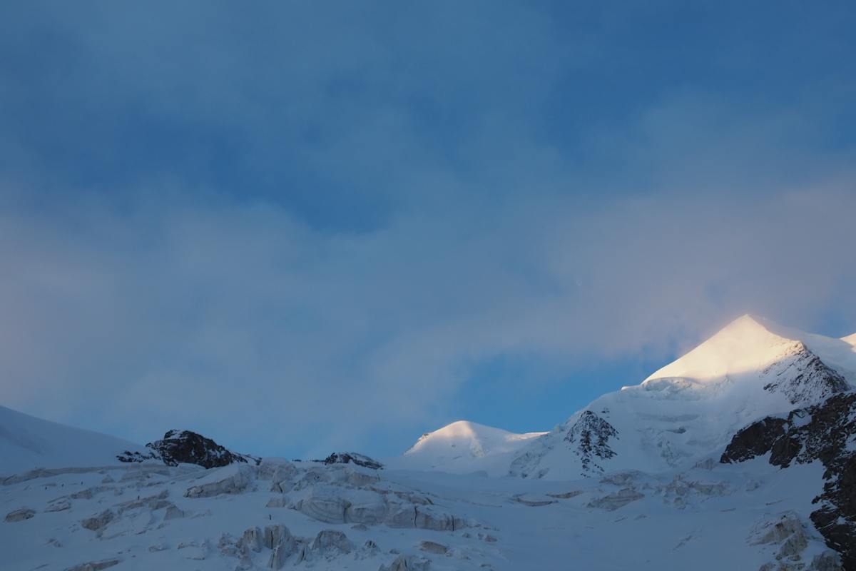 Die Gipfel des Piz Palü und die ersten Sonnenstrahlen