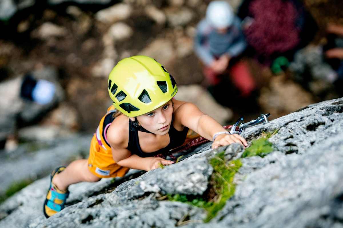 Livia klettert konzentriert ihre Route