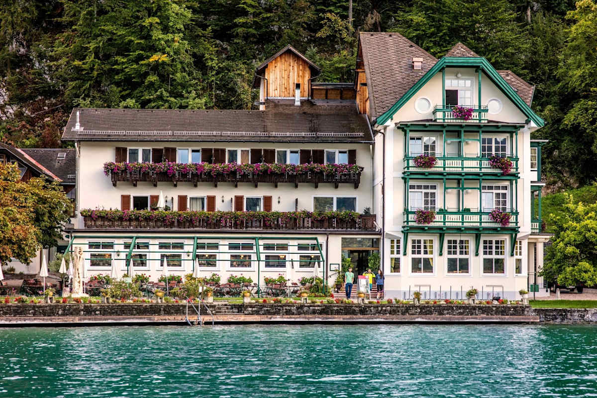Das Gasthaus Fürberg liegt direkt am Seeufer des Wolfgangsees