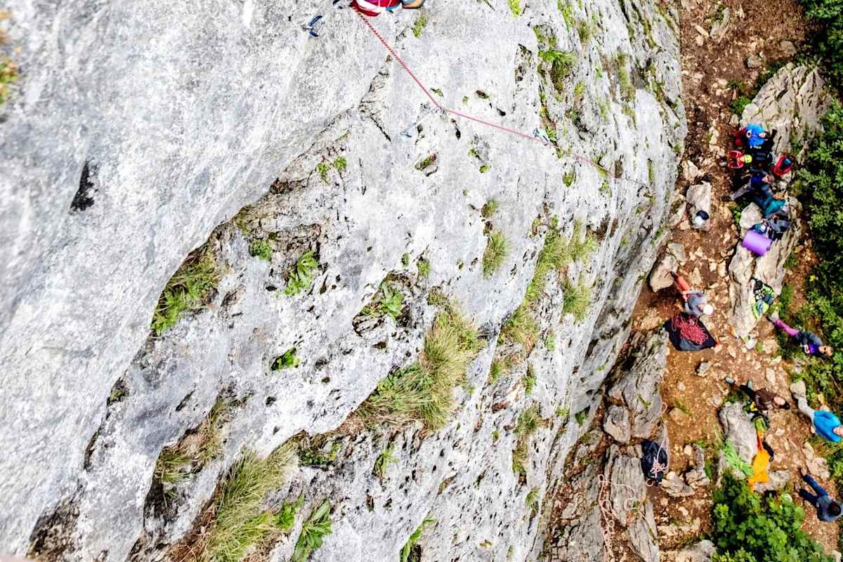 Der junge Kletterer Owen klettert konzentriert an einer steilen Felswand empor
