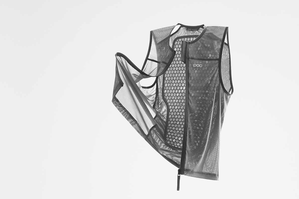 Leichte und flexible VPD Air Skischutzweste von POC mit innovativer zylindrischer Struktur für maximalen Komfort und Schutz beim Skifahren.