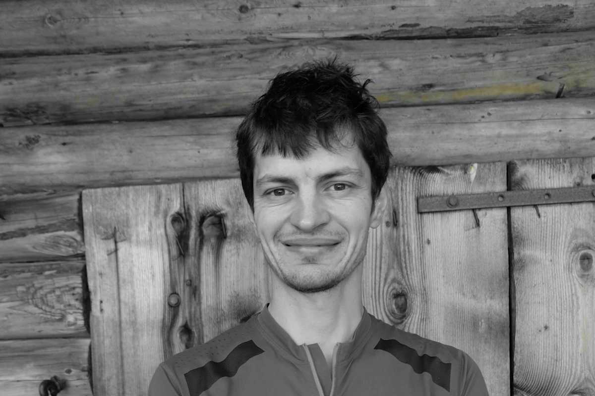 Der 35-jährige Bergläufer und Familienvater Andrzej Biel vor seinem Arbeitsplatz, dem Defreggerhaus in Osttirol