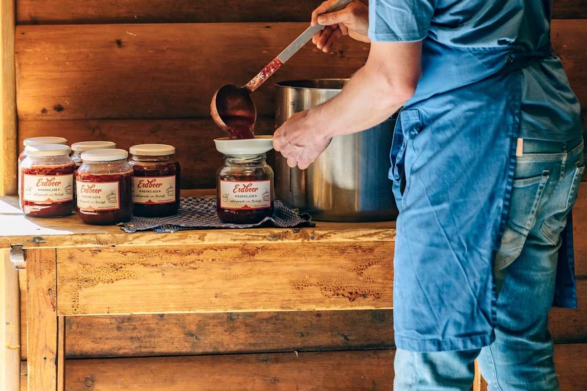 Der Hüttenwirt beim Kochen.