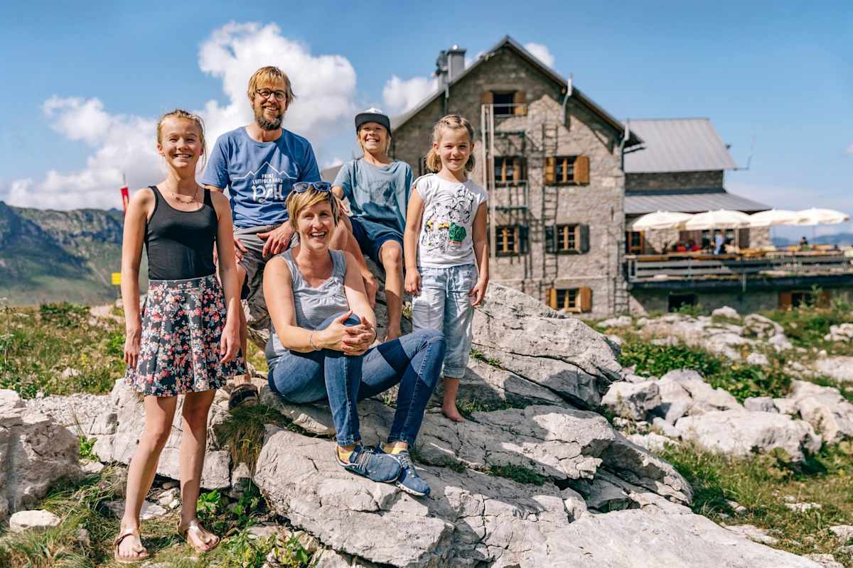 Die Betreiber der Hütte vor dem Haus.