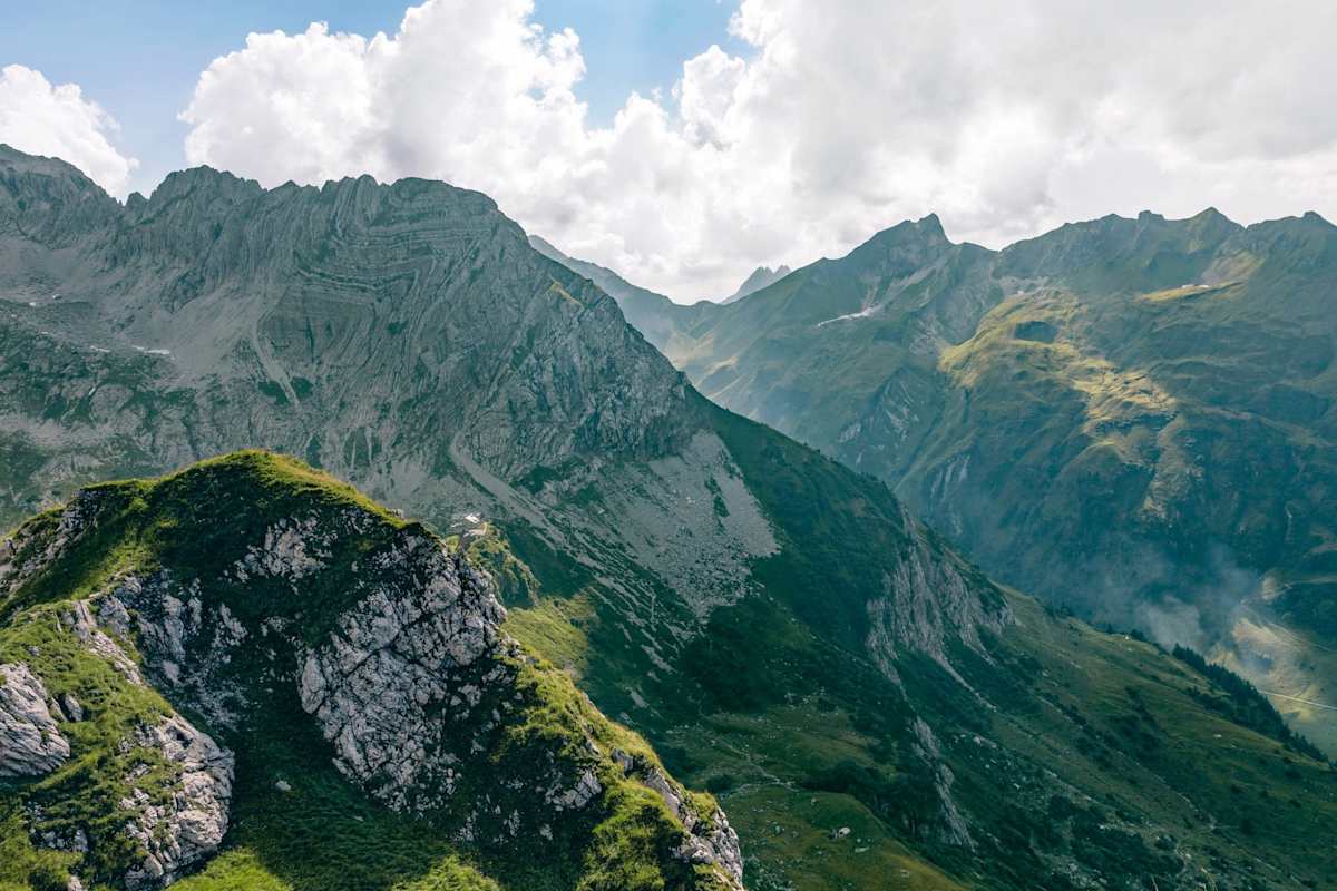 Die Berglandschaft rund um das Haus.