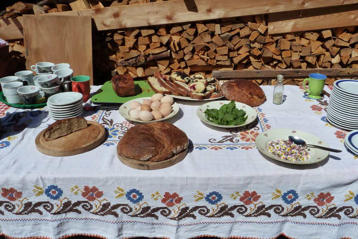 Alm-Jause auf Helgas Alm im Tiroler Valsertal