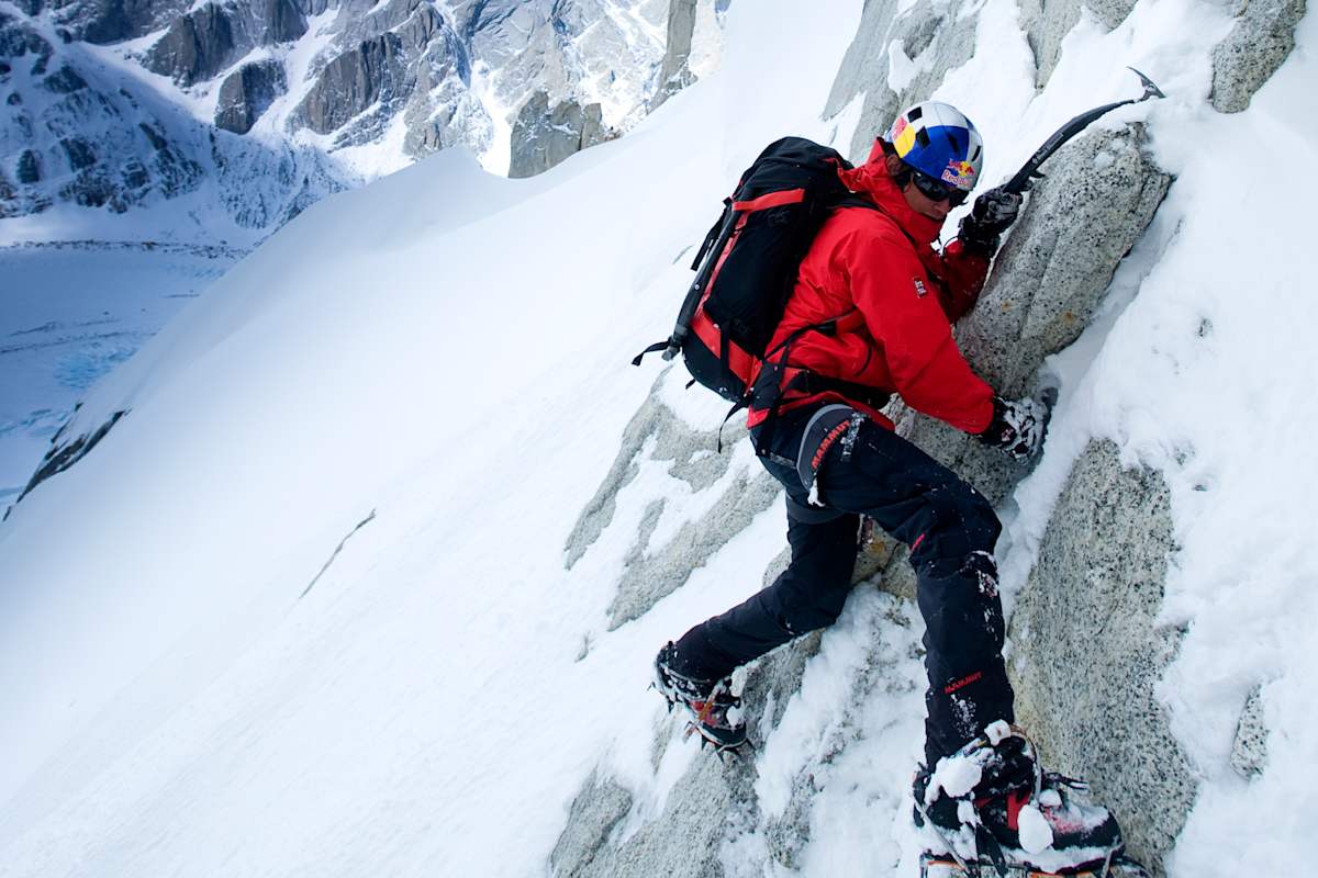 David Lama klettert beim Aufstieg zum Cerro Torre eine Steilwand hinauf