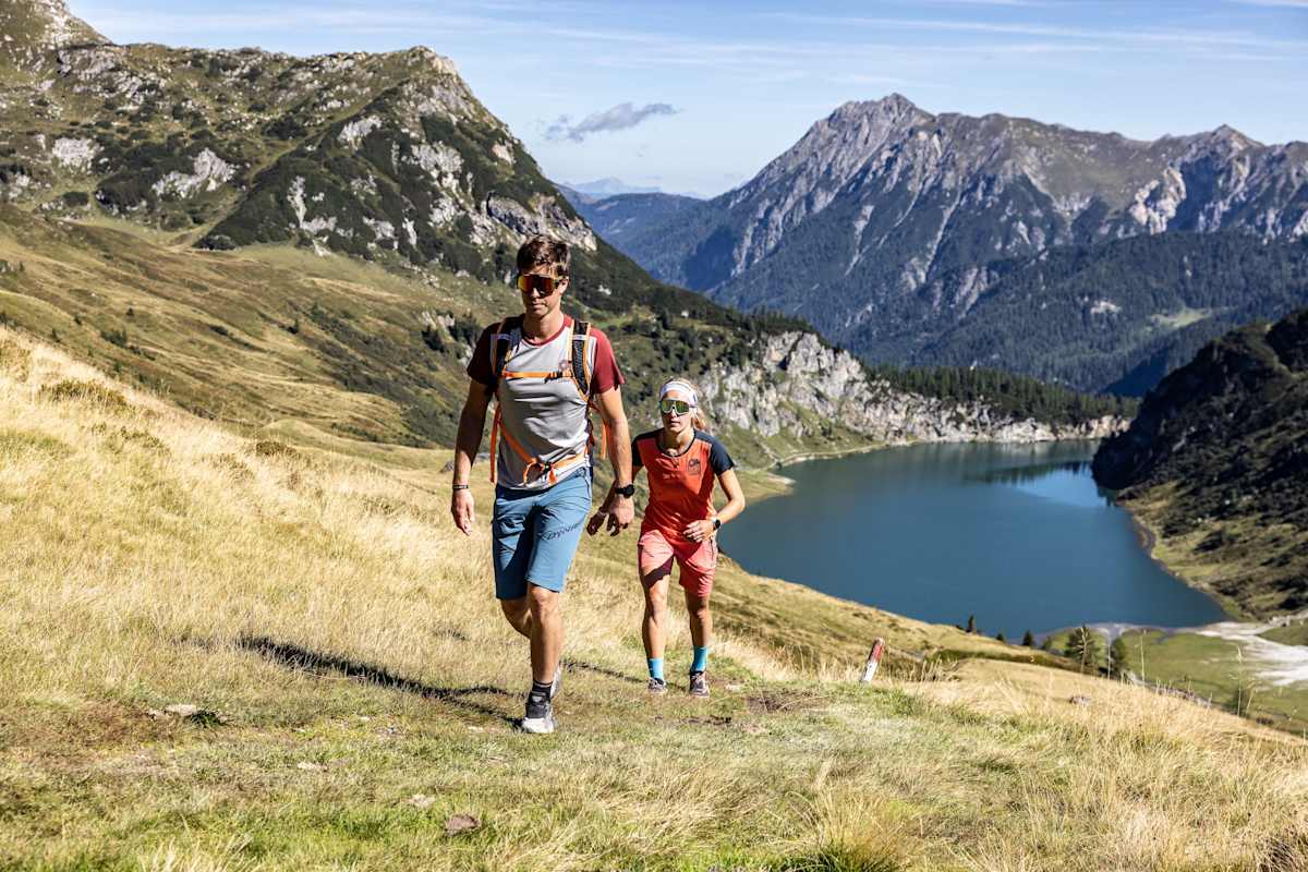 Lukas und Johanna Hiemer vor dem Bergsee