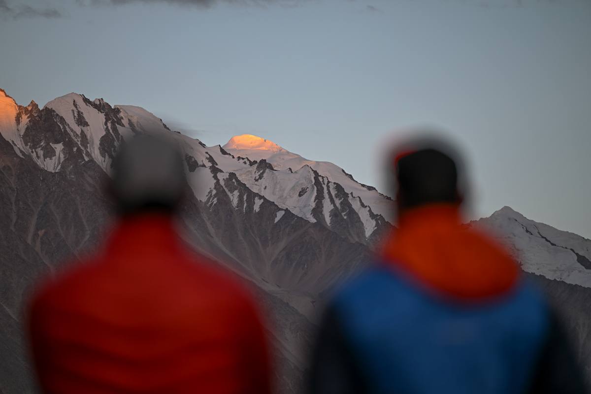 Lukas Wörle und Ales Cesen blicken auf ihr Ziel – den Cherireen Sar (6.224 m)