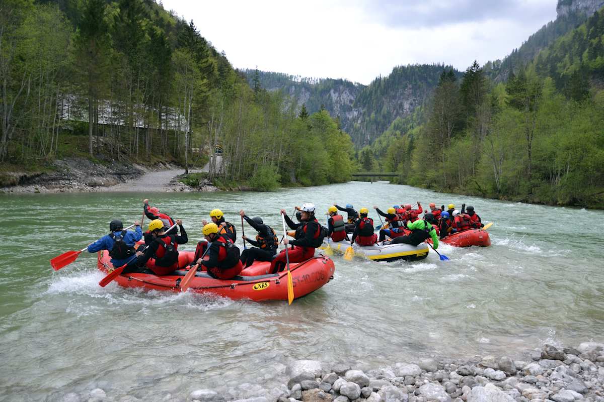 Drei Rafting-Boote mit Ruderern treiben in der Enns