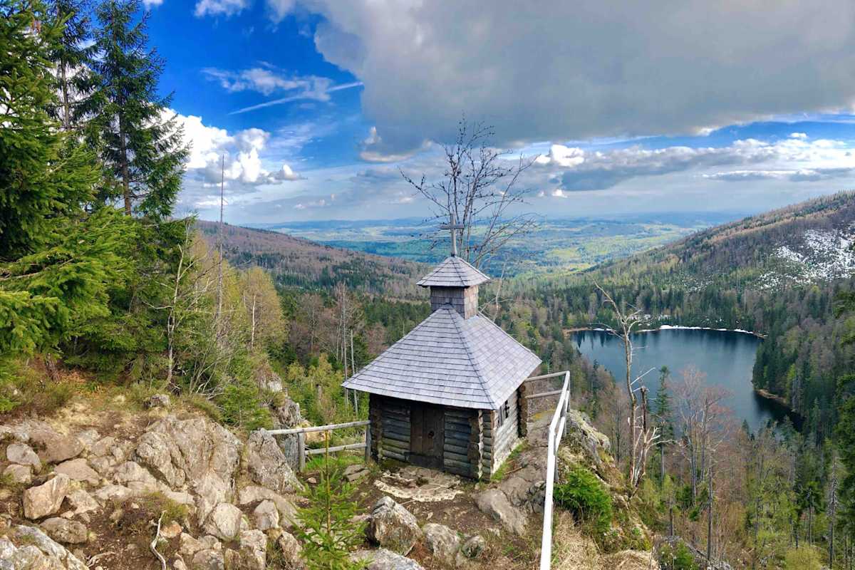 Blick von der Rachelkapelle auf den Rachelsee.