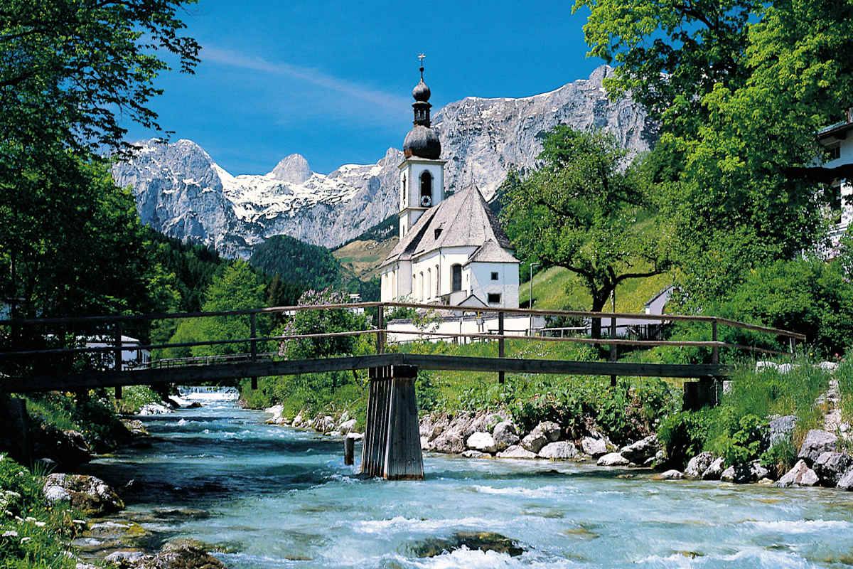 St. Sebastian Kirche mit fluss