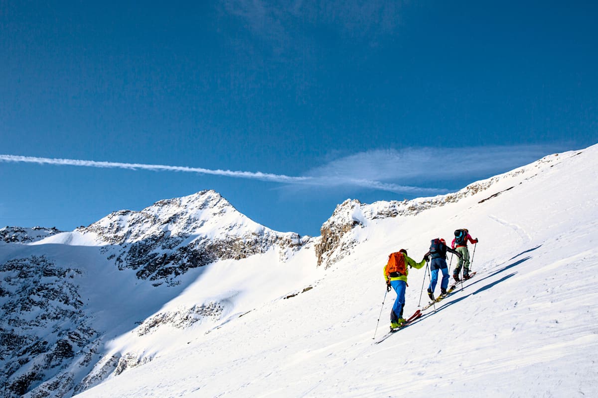 Drei Tourengeher und beeindruckende Landschaft.