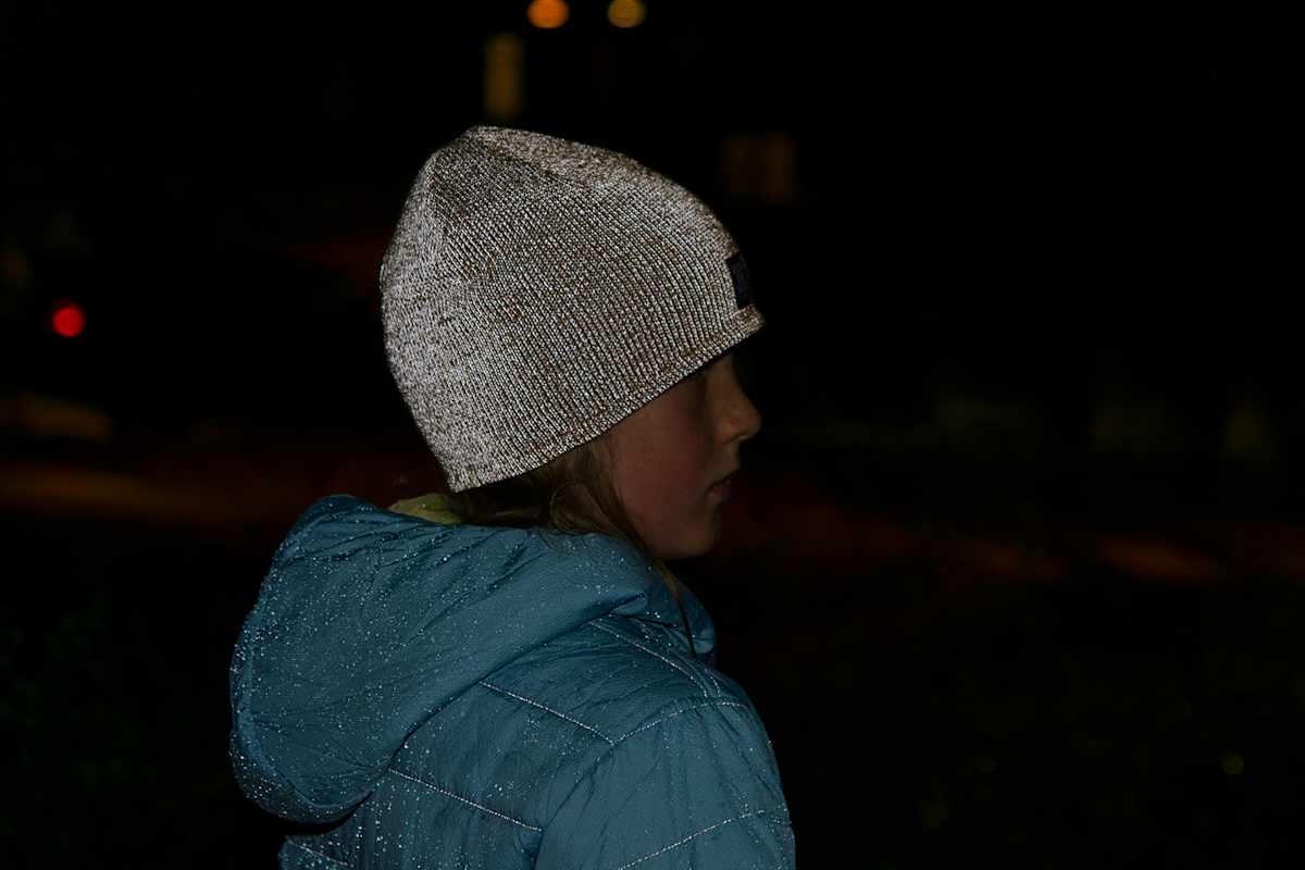 Mädchen mit reflektierender Haube in der Nacht