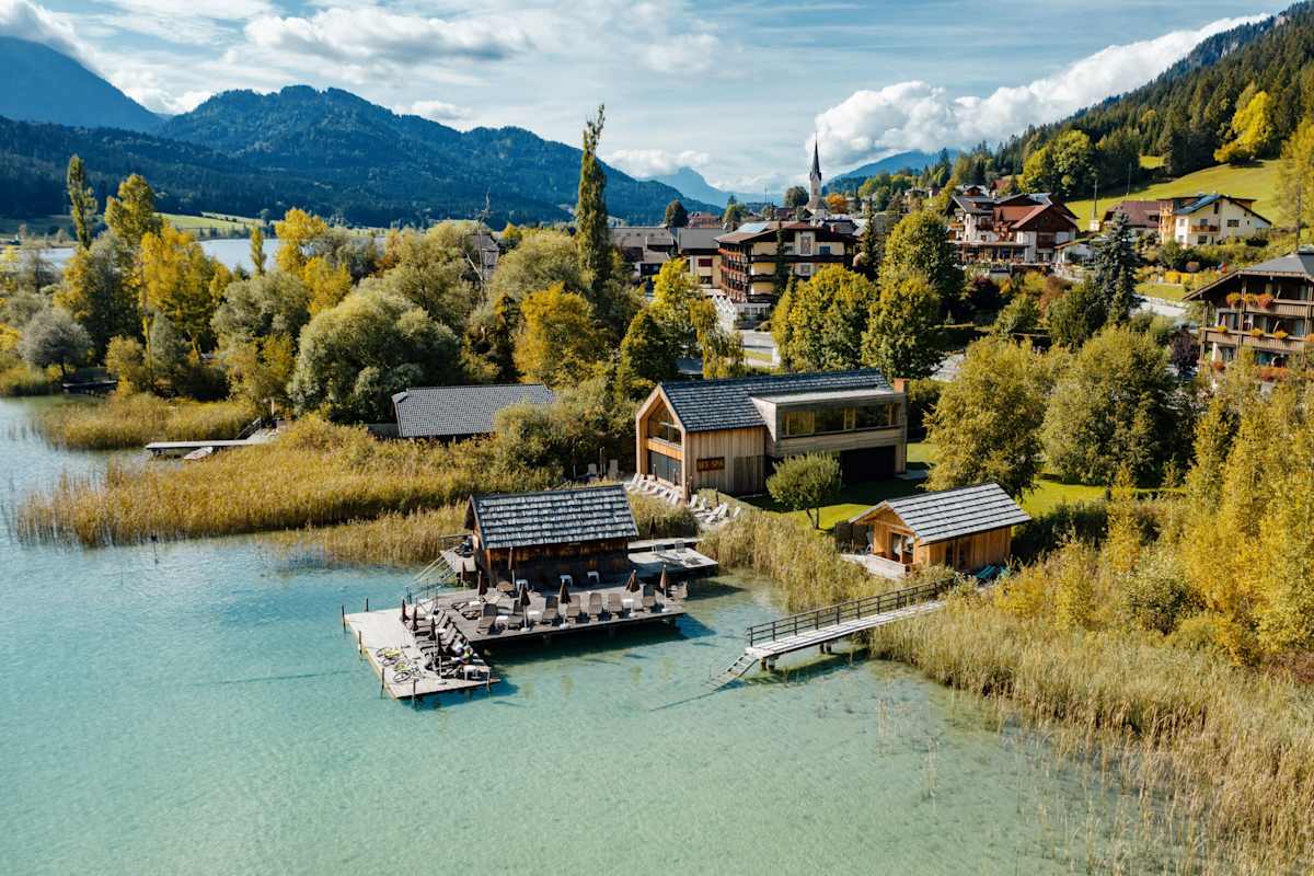 Dorf mit Regitnig Hotel mit blauem weissensee