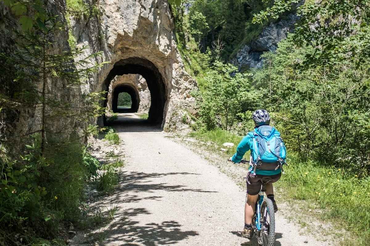 Eine Mountainbikerin radelt auf den historischen Forststraßen des Nationalparks.