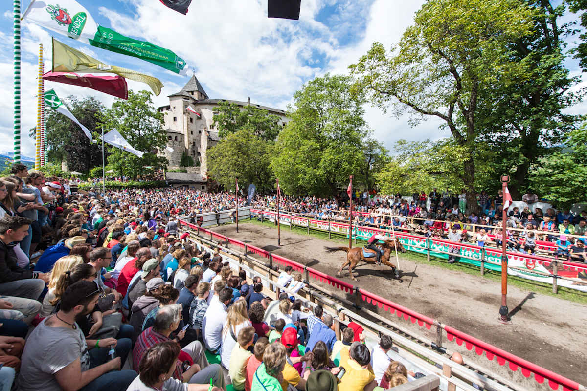 Historisches Reitspektakel in Südtirol