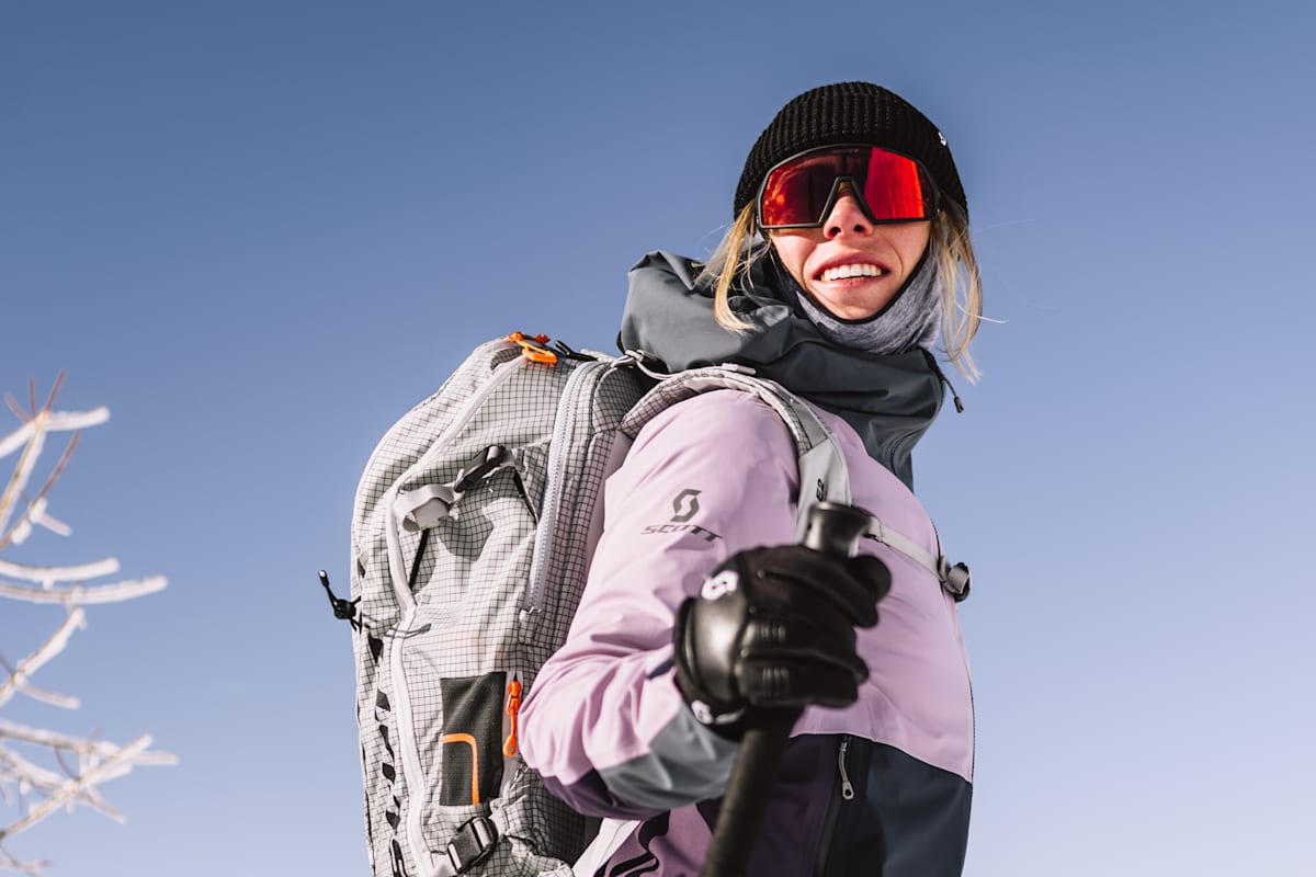 Skitourengeherin mit Sonnenbrille