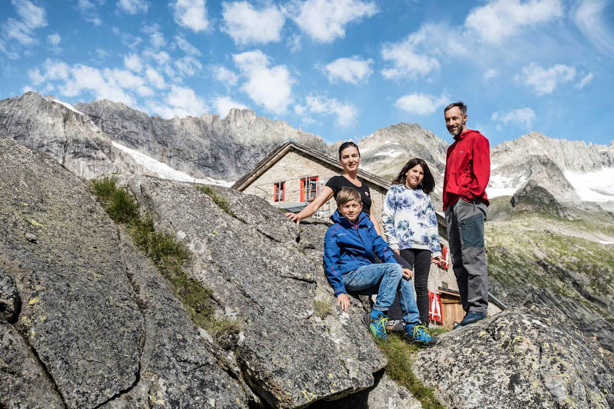 Die Hüttenwirte Julia und Martin mit den Kindern vor der Richterhütte
