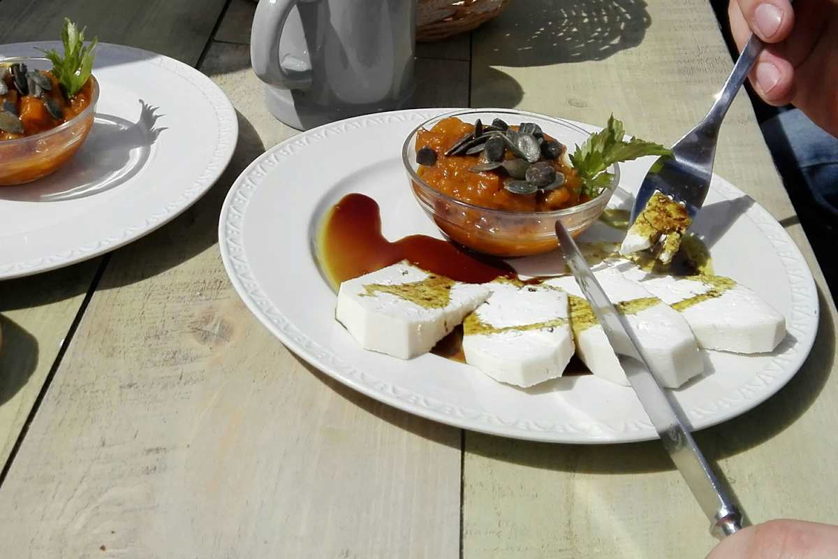 Essen auf der Richterhütte: Ziegenkäse mit Kürbischutney und Kernöl