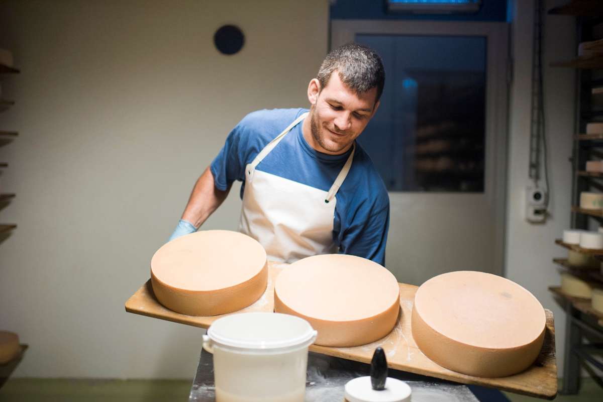 Ein Käser präsentiert den Käse.