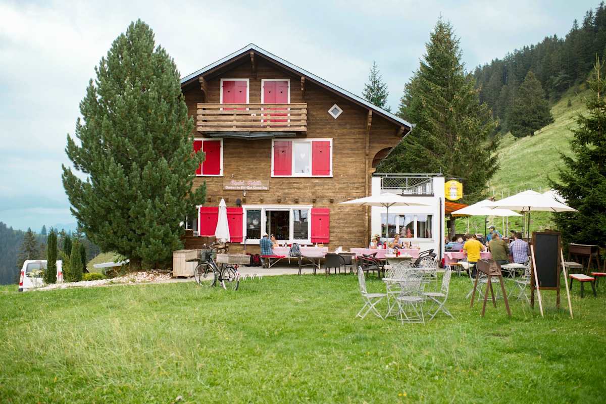 Ein Wirtshaus mit Außenbereich.