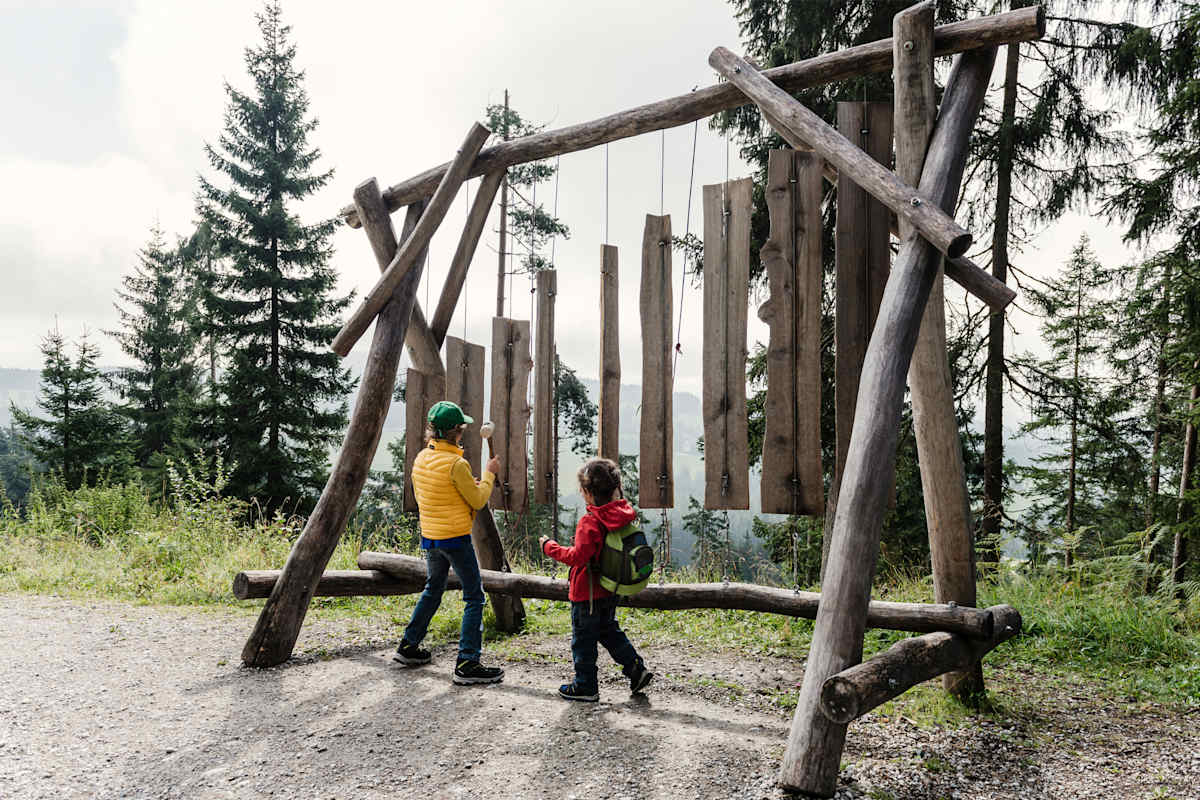 Eine Spielstation, die sich am Weg befindet.