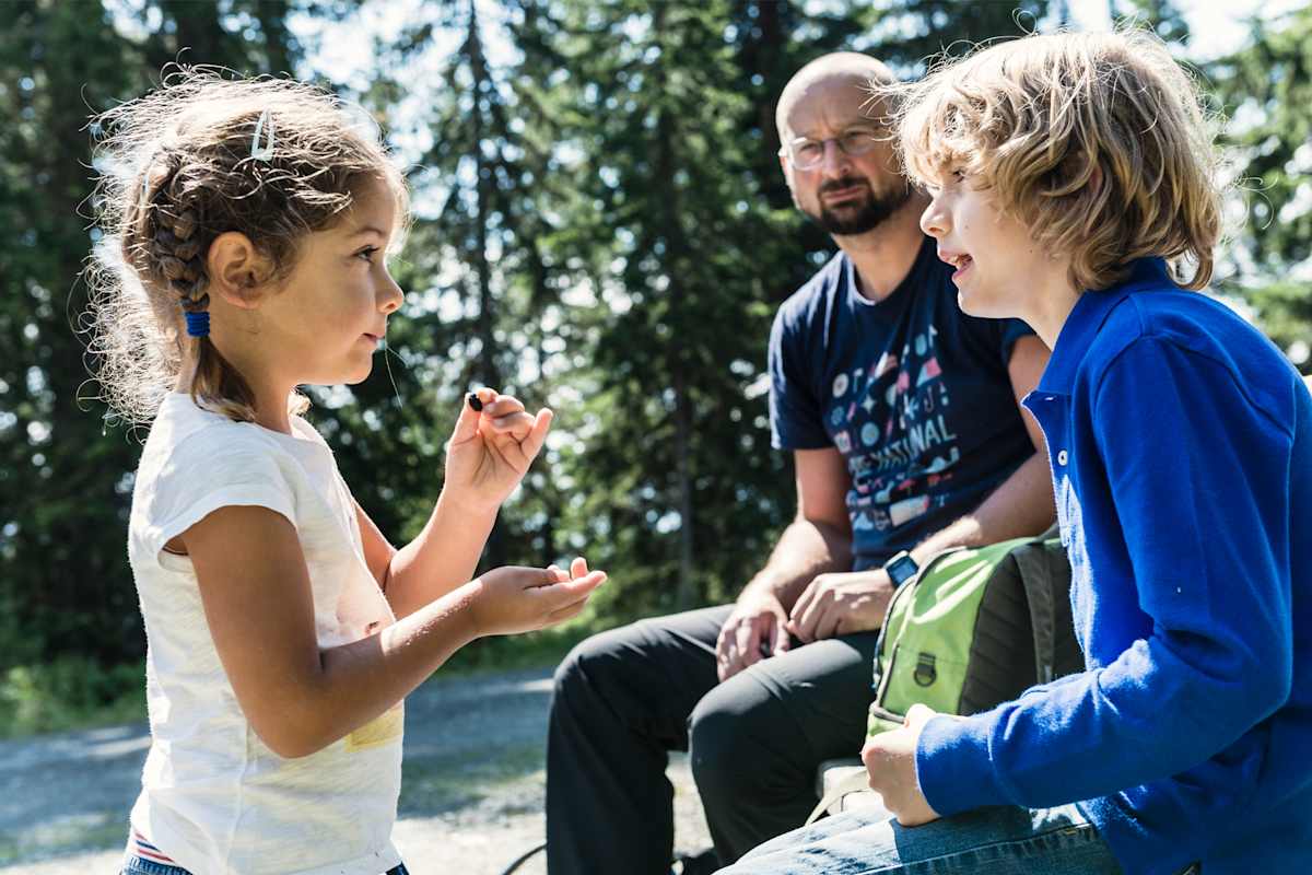 Die tüchtigen Wanderer machen eine Pause.
