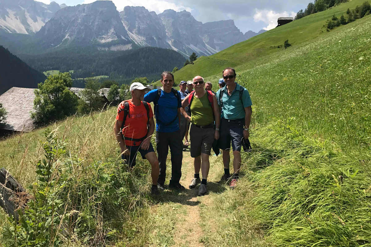 Zusammen für das Bergsteigerdorf Lungiarü: Robert Messner, Naturpark Puez-Geisler, Richard Theiner, Landesrat, Georg Simeoni, Präsident des AVS und Hans-Peter Meier, Geschäftsbereichsleiter DAV.
