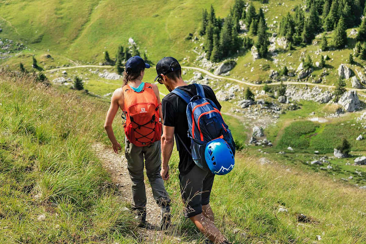 Zwei Wanderer auf dem Weg zu den Kletterrouten.