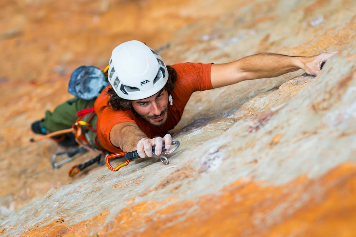 Beim Klettern am Fels musst du deine eigenen Expressschlingen mitbringen und diese richtig einhängen