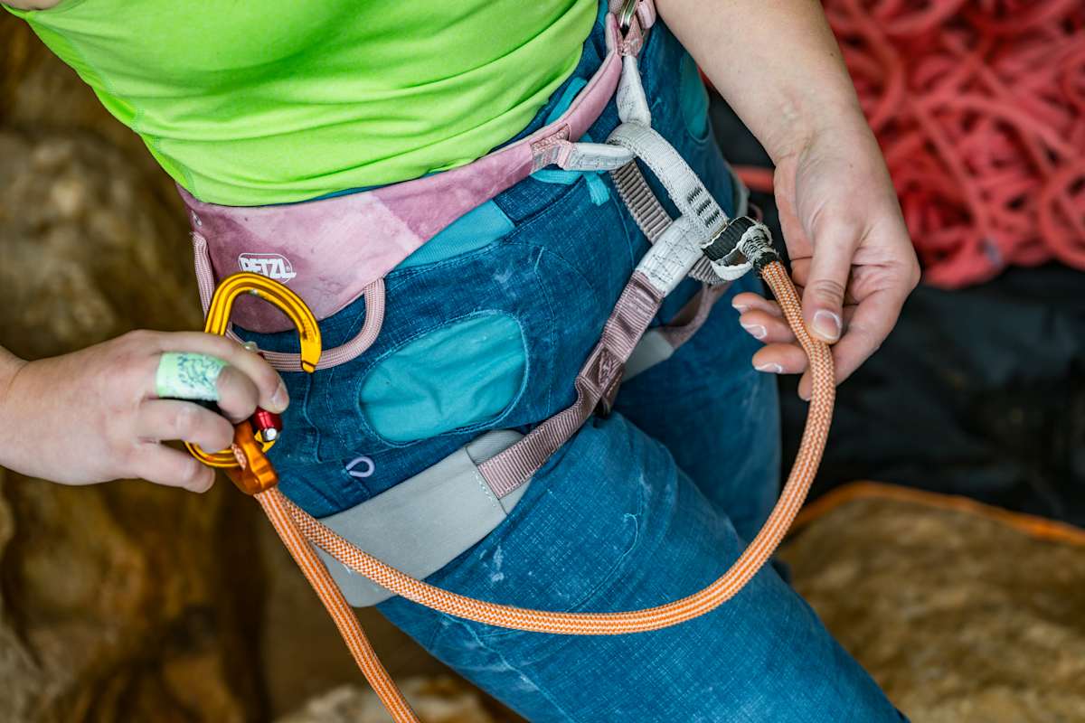 Mit dem Petzl Adjust kannst du dich am Standplatz selbst sichern