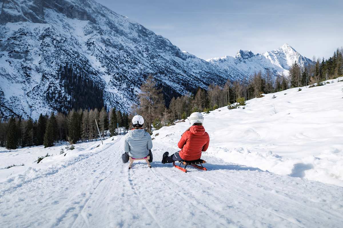 Ab geht die Post: Auf der Rodel von der Hämmermoosalm hinunter ins Gaistal.