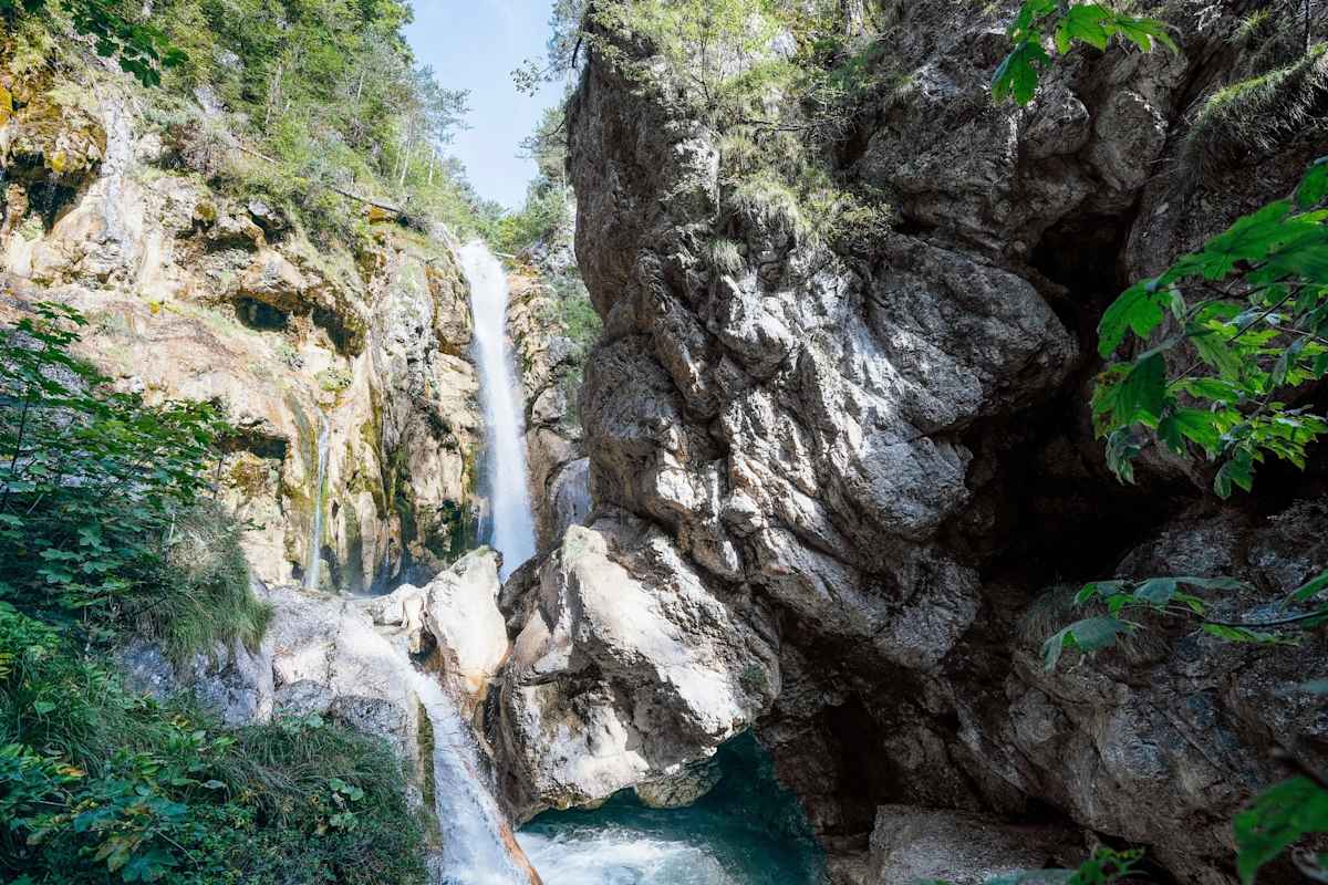 Ein kleiner Wasserfall im Wald.