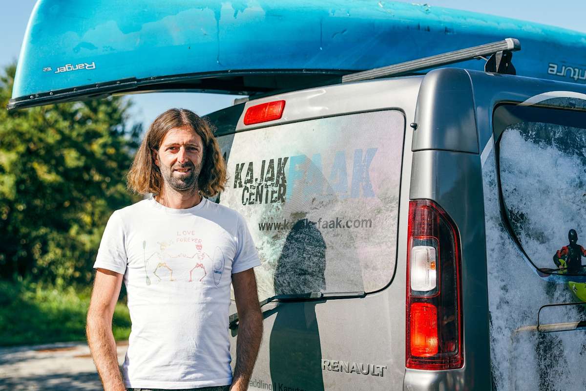 Der Betreuer des Kajak-Centers posiert für das Foto.