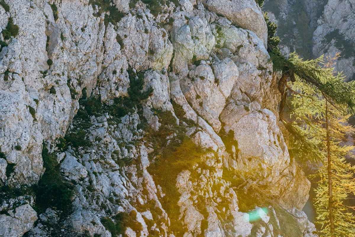 Ein Bergsteiger am Klettersteig.