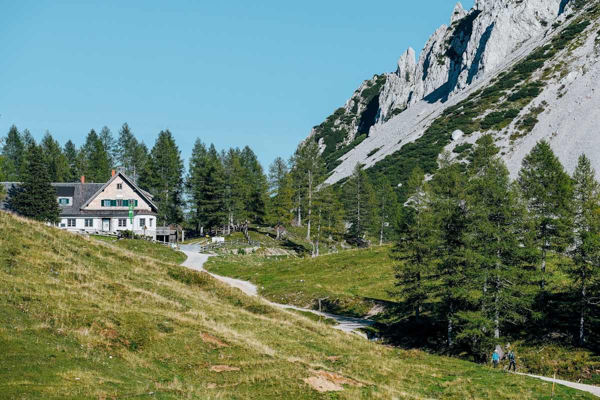 Die Bergütte in der Berglandschaft.