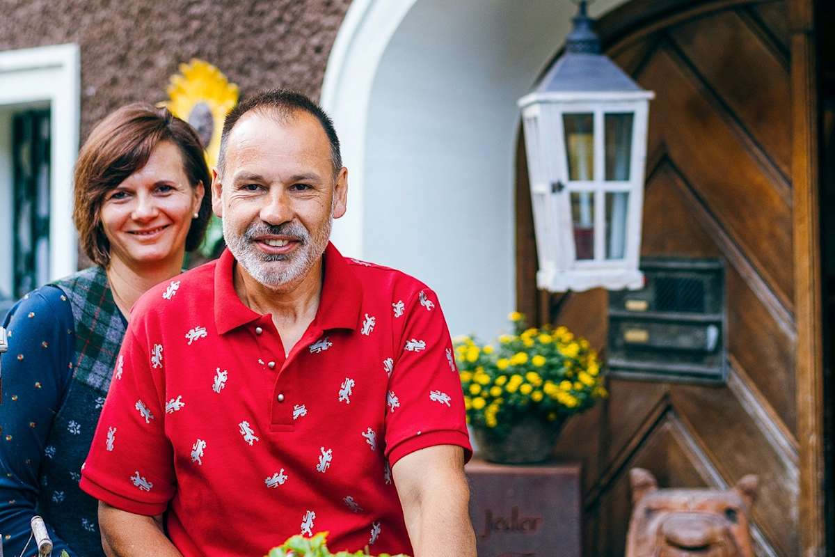 Die Besitzer vor ihrem Wirtshaus.