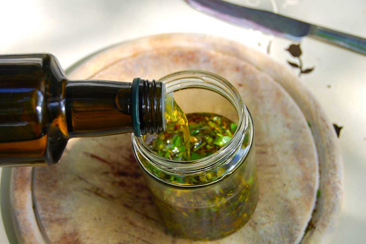 Rotöl aus Johanniskrautblüten