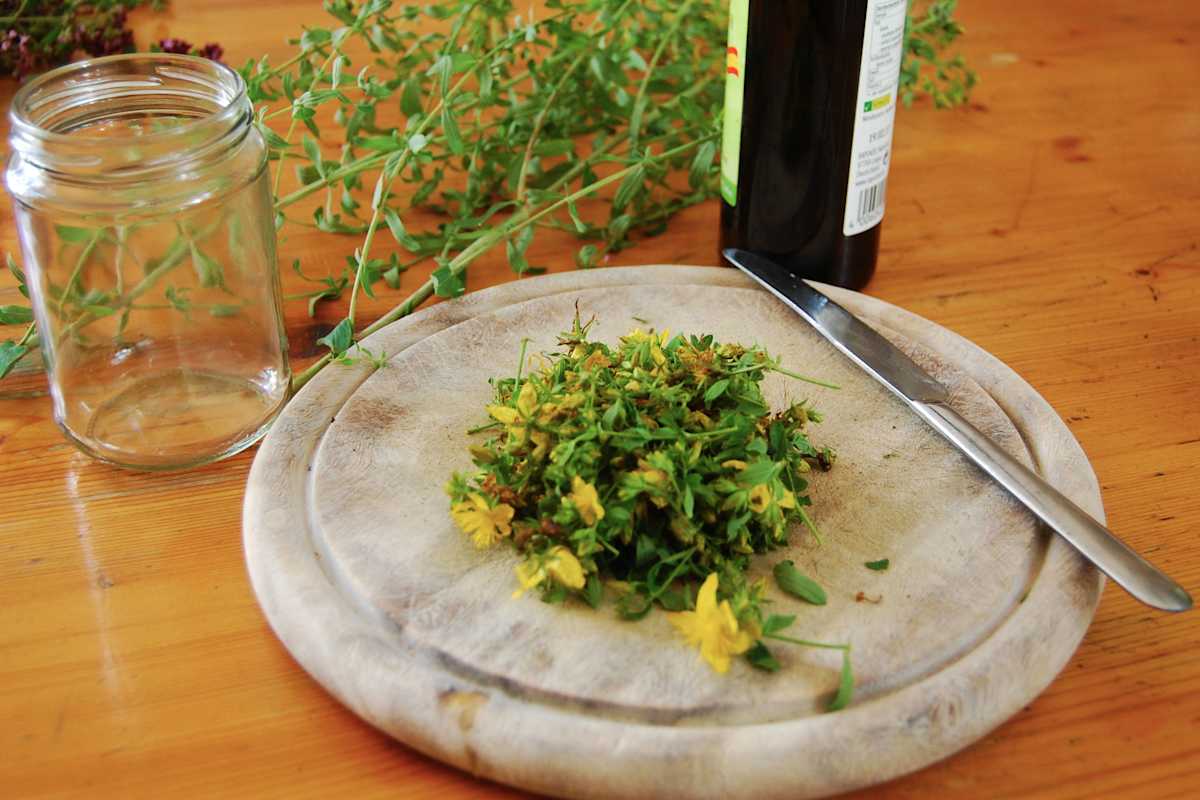 Rotöl: Zerkleinerte Johanniskrautblüten