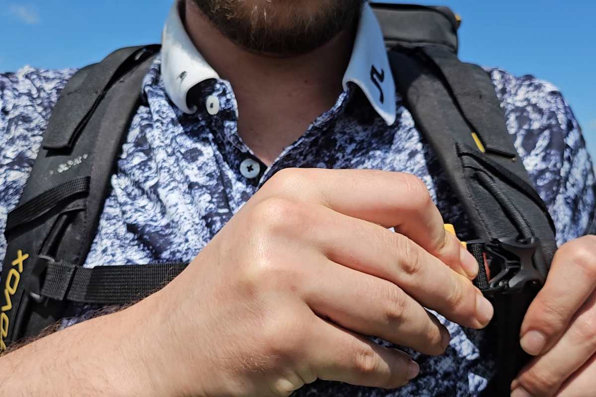 Wanderrucksack einstellen, Brustgurt