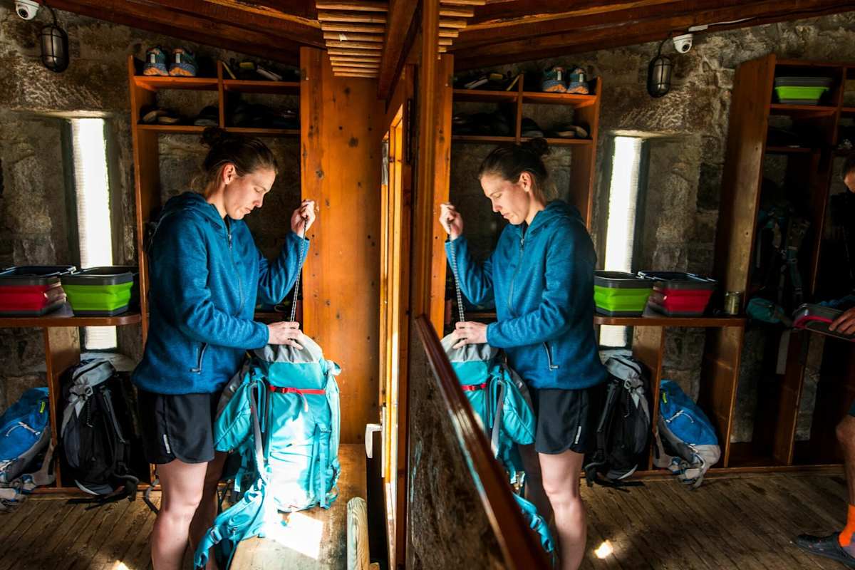 Einfach aber wirkungsvoll: Der Rucksack bleibt in der Garderobe.