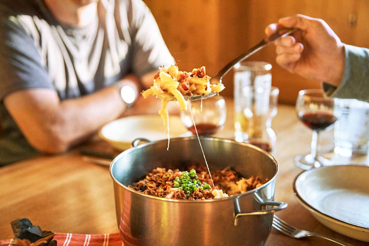 Ein gedeckter Tisch mit einer heißen Mahlzeit.