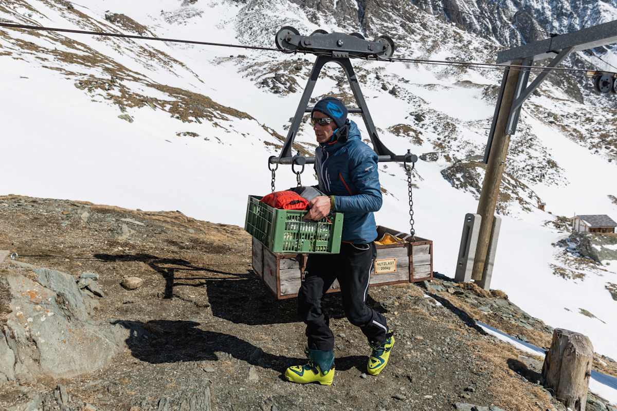Markus Islitzer, Hüttenwirt auf der Eisseehütte in Osttirol, entlädt die Materialseilbahn.