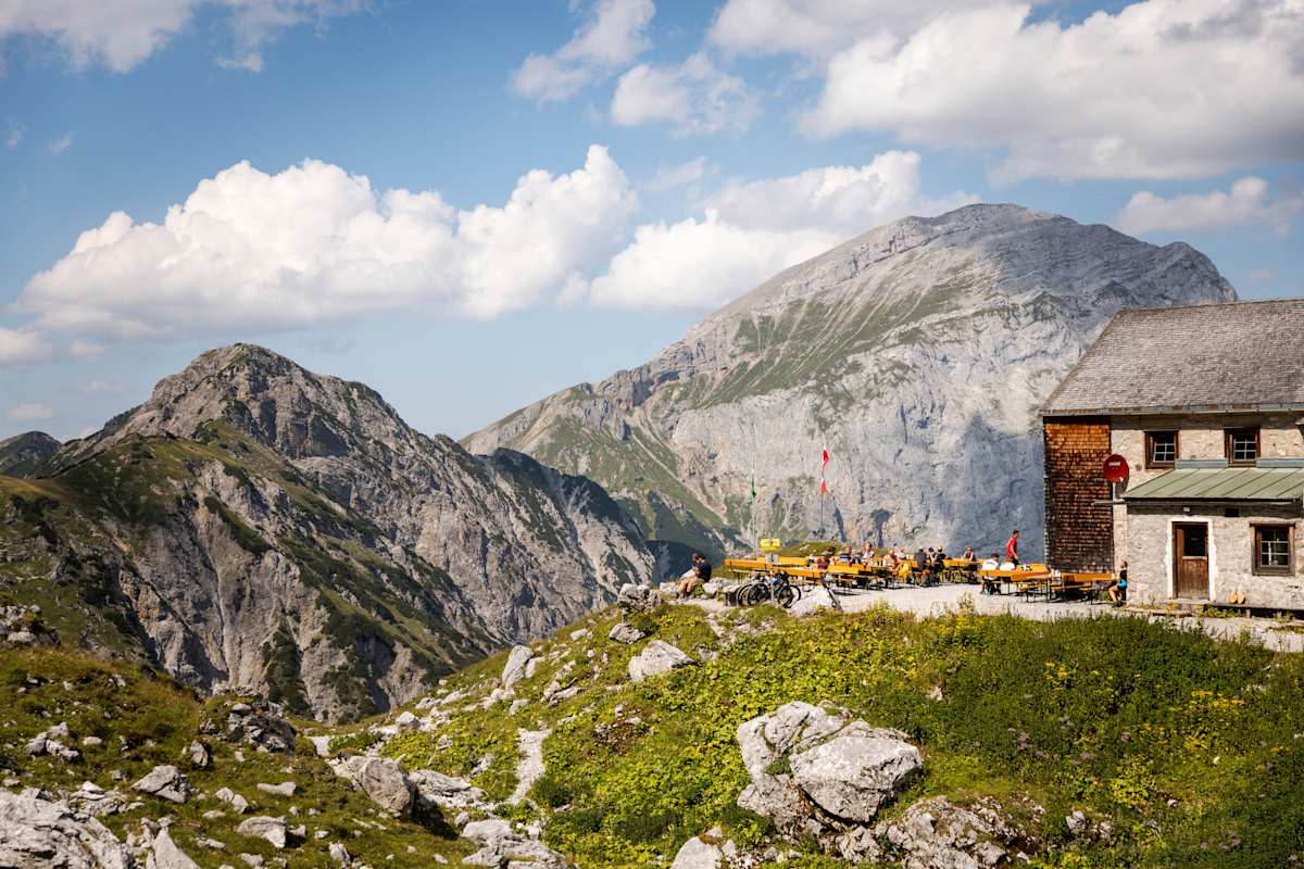 Blick auf die Lamsenjochhütte und die umliegenden Karwendel-Gipfel, etwa das Hahnkampl oder das Sonnjoch
