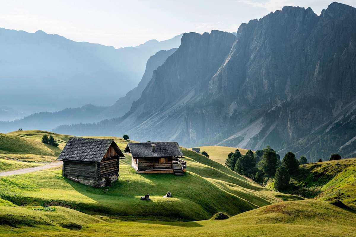Sanfte, grüne Almwiesen zwischen den Dolomiten