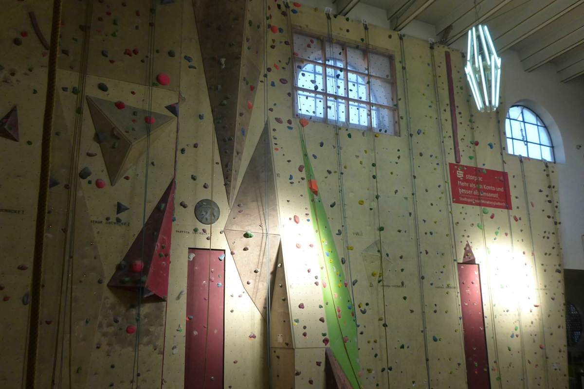 Durch die Kirchenfenster fällt Licht in die Kletterkirche.