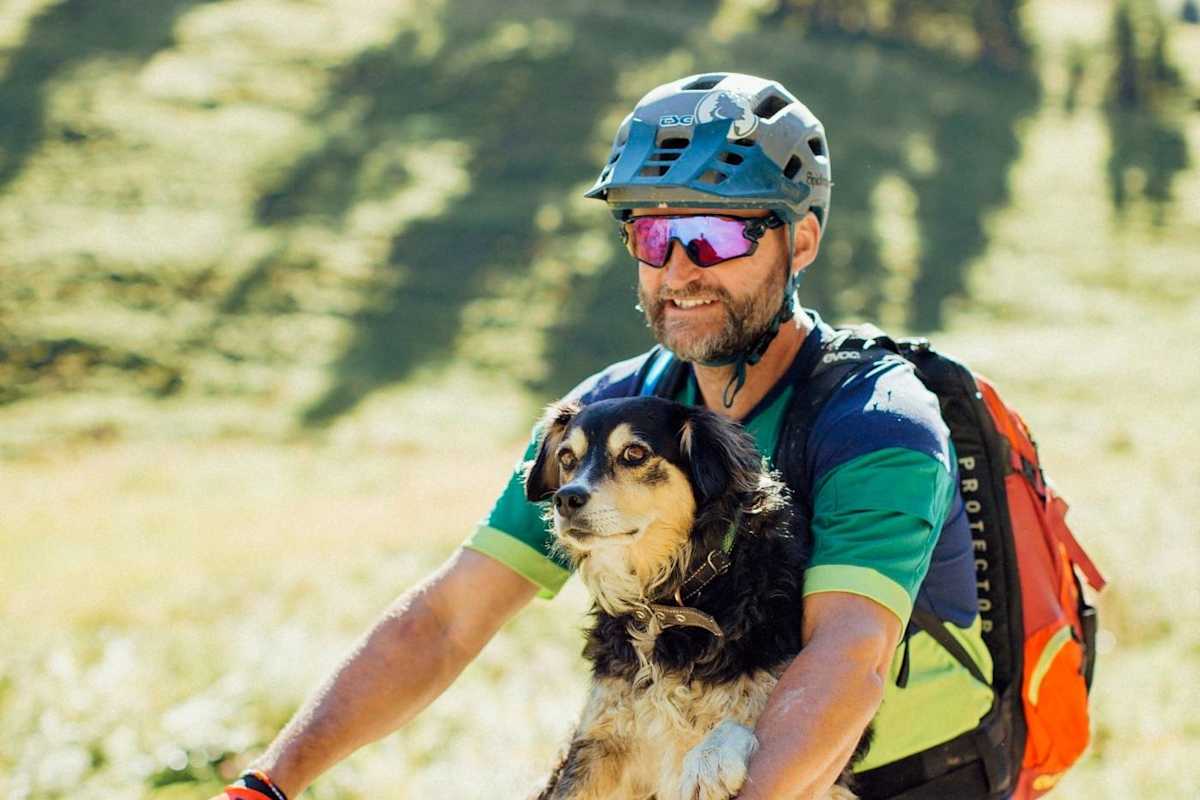 Walter mit seinem Hündin am Bike