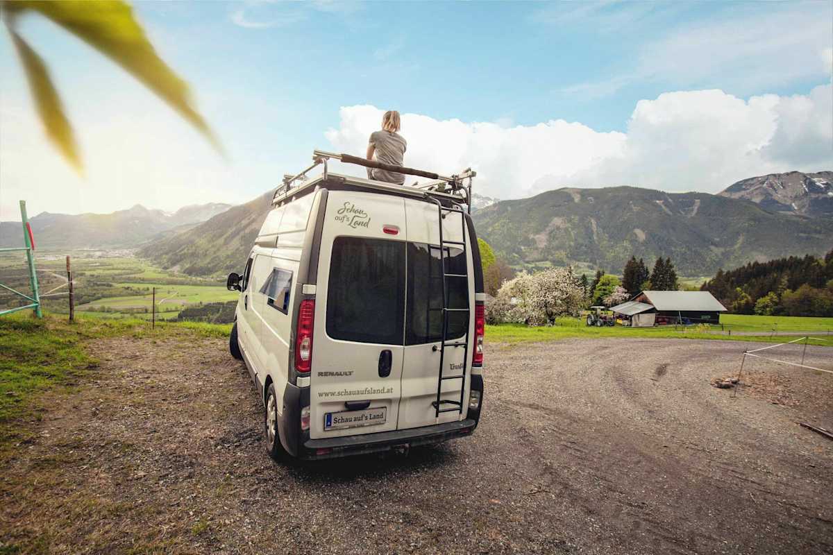 Schau aufs Land Camper bauernhof
