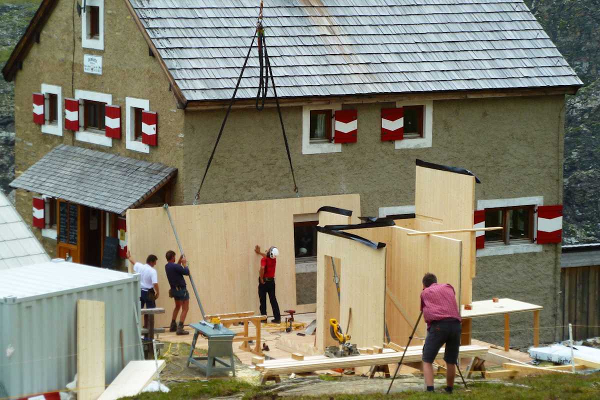Präzisionsarbeit beim Einpassen der Zubau-Elemente auf der Salmhütte in Kärnten